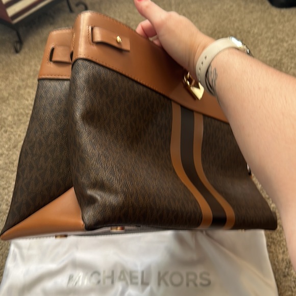 MK Michael Kors barely used arm/shoulder bag brown with gold hardware - Picture 7 of 8